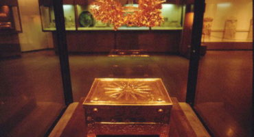 Golden_larnax_and_wreath_of_Philip_II_of_Macedon_at_the_Vergina_museum