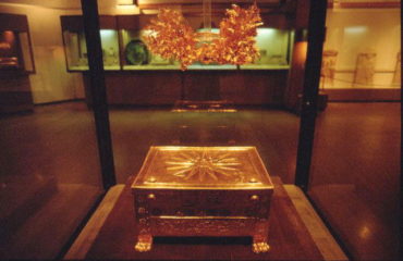 Golden_larnax_and_wreath_of_Philip_II_of_Macedon_at_the_Vergina_museum