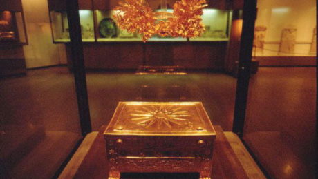 Golden_larnax_and_wreath_of_Philip_II_of_Macedon_at_the_Vergina_museum